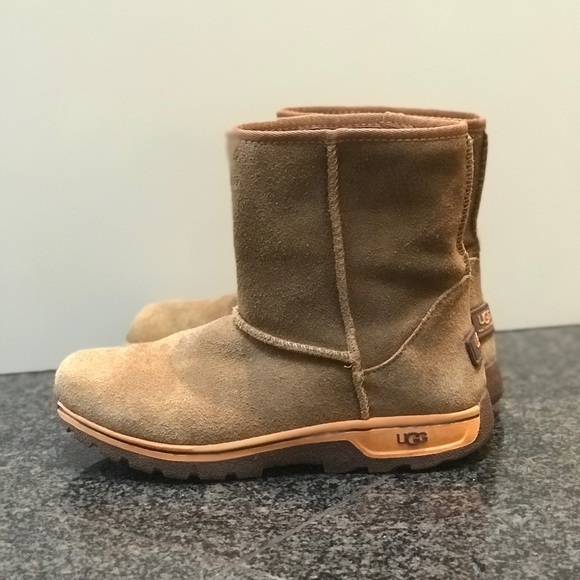 UGG GIRLS US SIZE4 - Picture 2 of 4